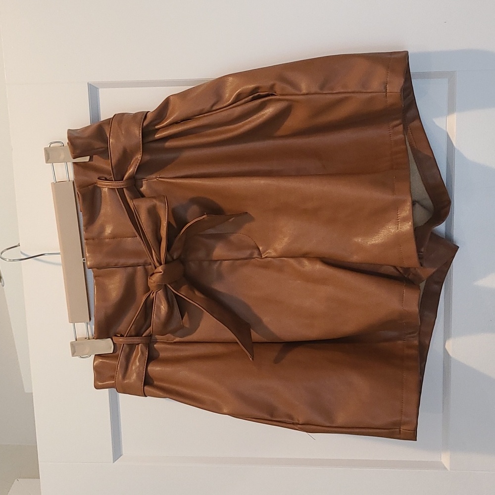 Dzovuttz Faux leather shorts high waisted wide brown, size XL like new